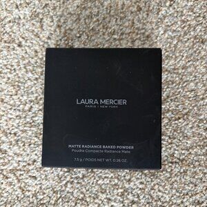 Laura Mercier Matte Radiance Baked Powder in Bronze-04